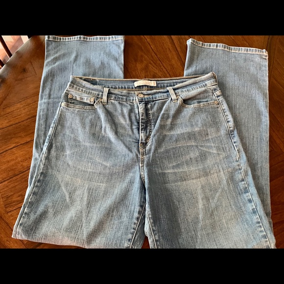 Levi’s Perfectly Slimming Bootcut 512 Jeans - Picture 3 of 6
